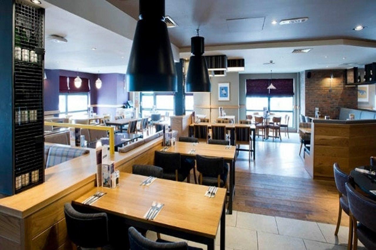 Premier Inn Stirling City Centre Екстериор снимка